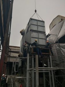 Nhân viên lắp đặt lò 4 tấn tại AVI Hà Nội